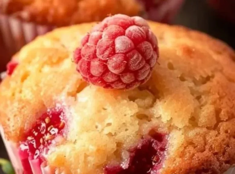 Muffins de fresa keto recién horneados