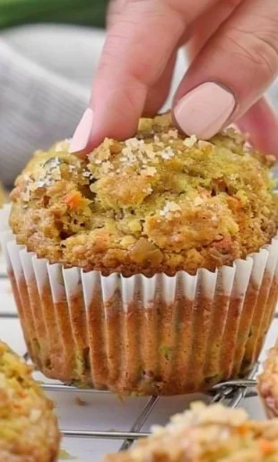 Muffins de Zucchini y Zanahoria frescas y esponjosas en un plato