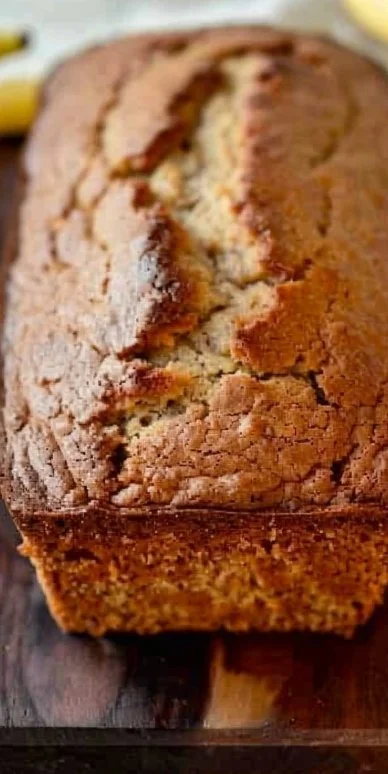 Rebanadas de pan de banana esponjoso con nueces y plátano en un plato