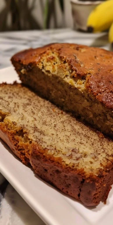 Rebanadas de pan de banana esponjoso recién horneado