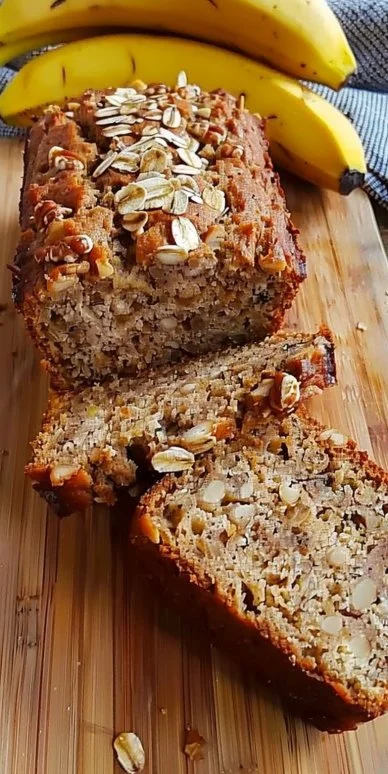 Masa de pan de banano saludable recién horneada con ingredientes naturales