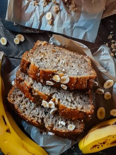Pan de Plátano recién horneado con plátanos maduros y nueces
