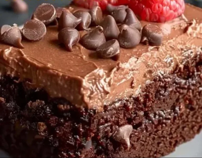 Pastel de chocolate keto, ideal para postres saludables y bajos en carbohidratos.