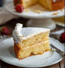 Pastel de vainilla casero recién horneado y decorado