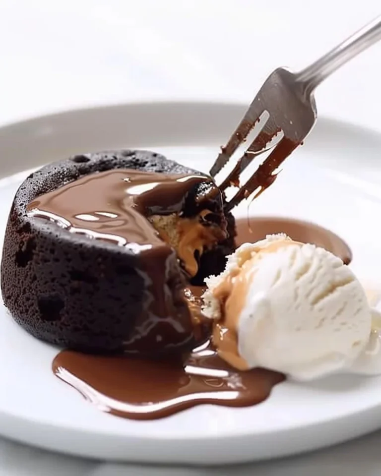 Pasteles de lava de chocolate y mantequilla de cacahuate keto en un plato