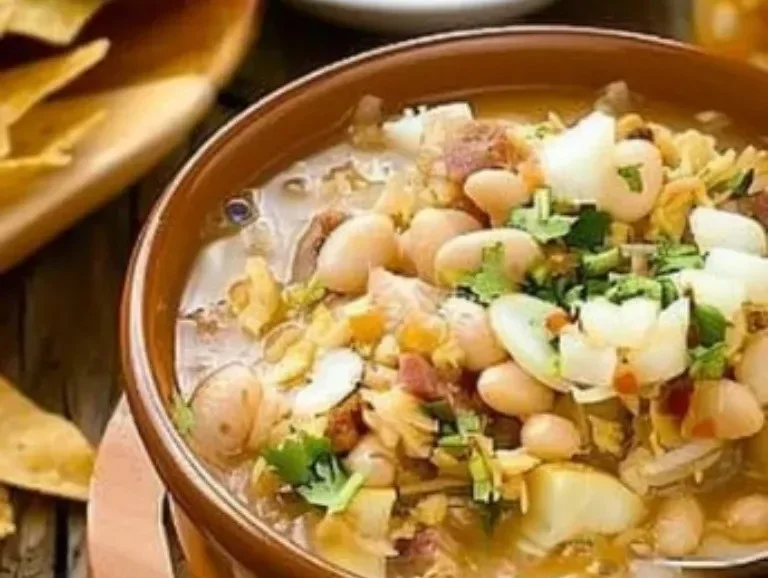 Platillo delicioso de pozole blanco Guerrero, tradicional de la cocina mexicana.