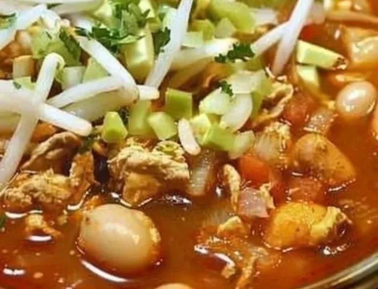 Plato de pozole mexicano tradicional servido en un tazón
