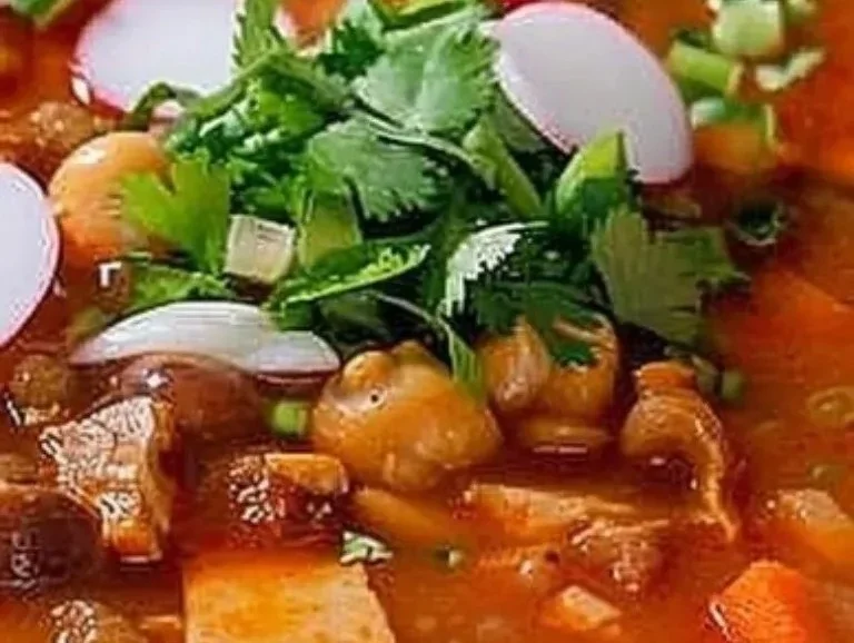 Tazón de pozole rojo vegano con ingredientes frescos