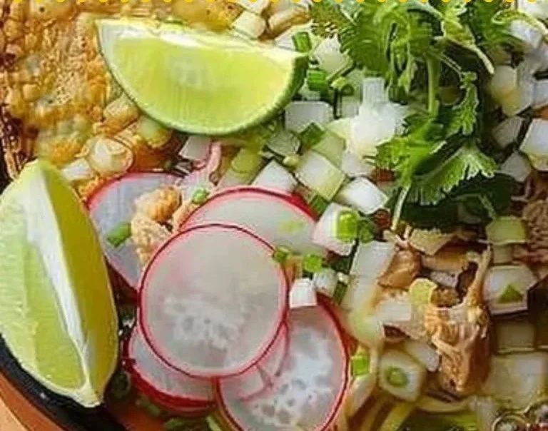 Tazón de Pozole Verde con ingredientes frescos y guarniciones