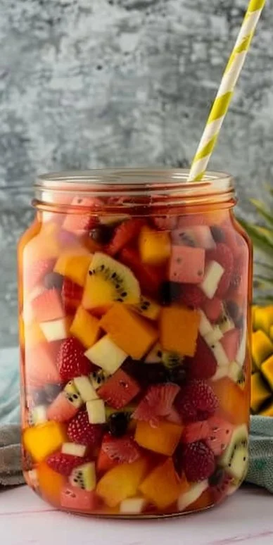 Plato de Salpicón Colombiano con frutas frescas y mariscos