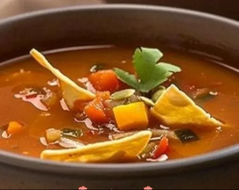 Receta de Sopa de Calabacín Mexicana con ingredientes frescos y sabrosos