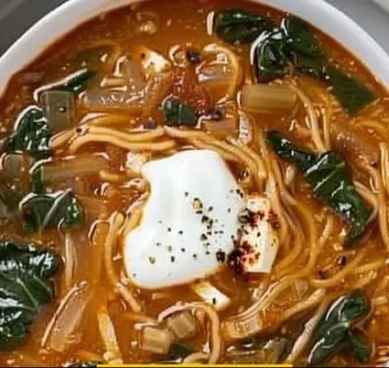 Sopa de fideos con acelga suiza en un tazón