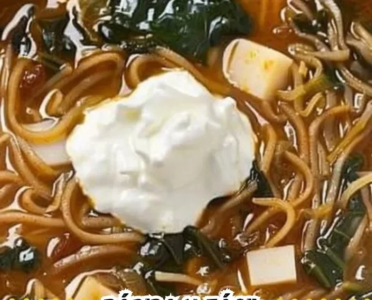 Sopa de Fideos con Acelgas en un tazón, ideal para una comida saludable y reconfortante.