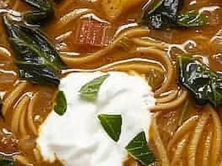 Sopa de Fideos con Acelgas en un plato hondo