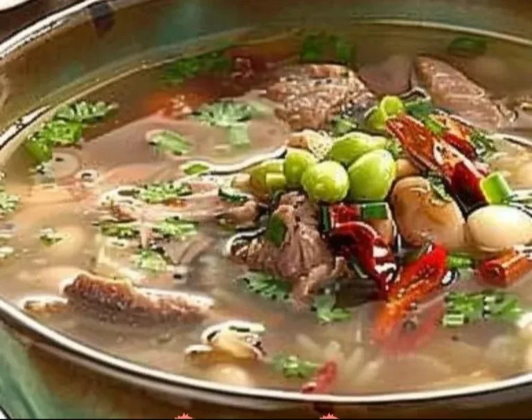 Plato de Sopa de Gallina Manchada servido en un tazón