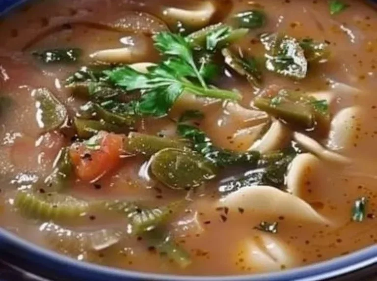 Tazón de Sopa de Nopal en Caldo de Tomate con cilantro y limón
