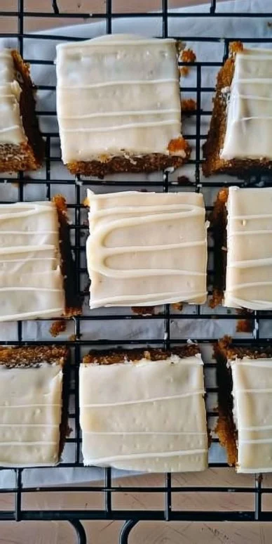 Torta de calabaza recién horneada, decorada con frutos secos