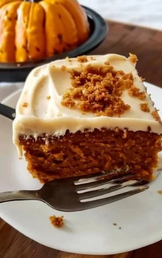 Porción de Torta de Calabaza recién horneada, decorada con canela y nuez.