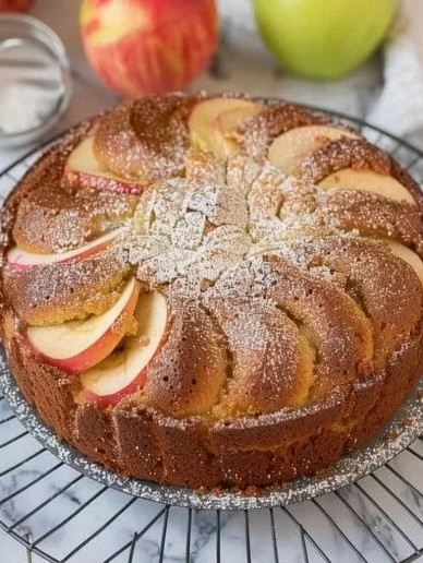 Rebanada de Torta de Manzana recién horneada con canela y nuez moscada