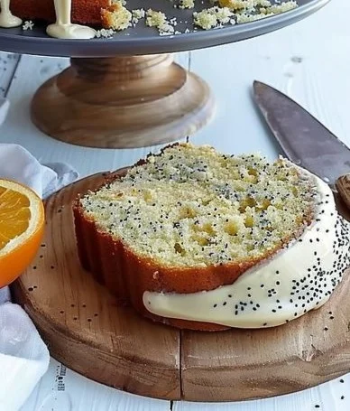 Torta de naranja y semillas de amapola decorada y lista para servir.
