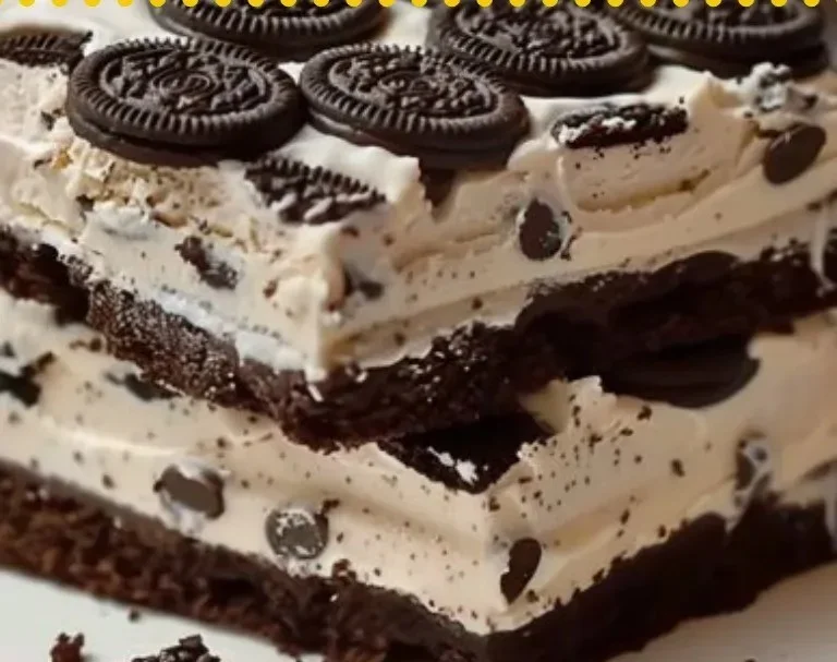 Torta Helada Oreo decorada con trozos de galleta Oreo y crema dulce.