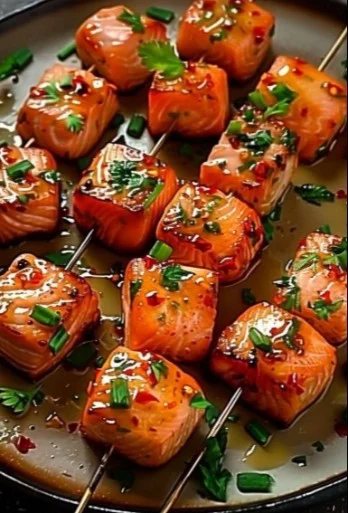 Bocados de salmón picante en un plato elegante y colorido.