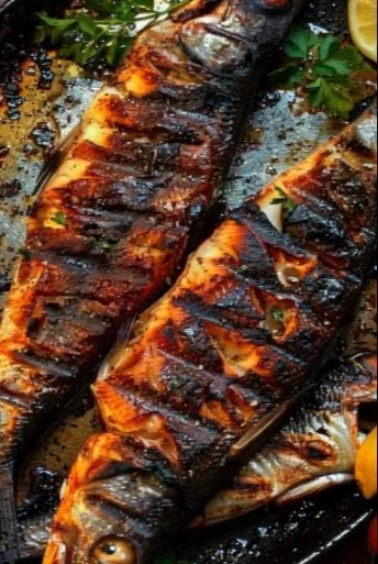 Delicioso Pescado Zarandeado a la parrilla servido en un plato con guarniciones.
