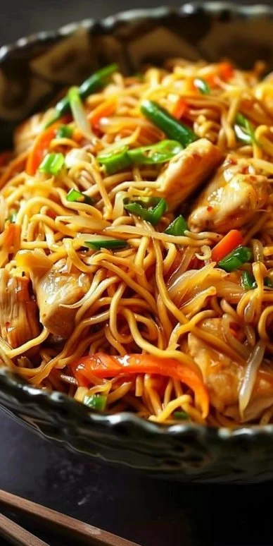 Plato de Pollo Chow Mein Salsa Brillante en un tazón colorido